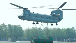 चिनूक हेलिकॉप्टर ने पश्चिमी सेक्टर में पहली बार आर्मी के पोंटून असेल्ट ब्रिज को सफलतापूर्वक तैनात किया।