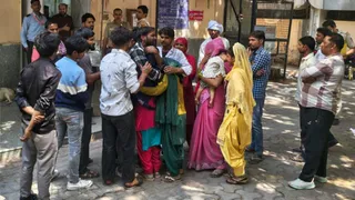 आरएमएल अस्पताल के शवगृह के बाहर बिलखते मृतकों के स्वजन। जागरण