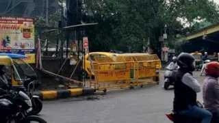 कड़कड़ी मोड़ के पास से बैरिकेड लगा कर बंद किया गया मास्टर प्लान रोड का एक तरफ का रास्ता । जागरण