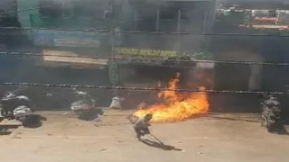रसोइया ने जलते सिलेंडर को उठाकर नदी में फेंका, बच गई कई जानें।