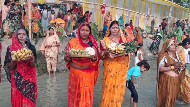 सीतामढ़ी में चैती छठ का समापन, व्रतियों ने उगते सूर्य को दिया अर्घ्य