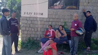 पंचरुखी अस्पताल की बिजली कट होने पर एक्सरे रूम के बाहर परेशान खड़े मरीज। जागरण
