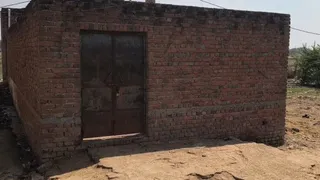इगलास क्षेत्र के गांव जवार में इसी चार दिवारी में चल रहा था अवैध बूचड़खाना।