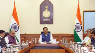 कैप्शन: मुख्य सचिव अनुराग रस्तोगी बैठक करते हुए (जागरण)