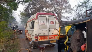 इनोवा कार व टेंपो में आमने-सामने की भिडंत।