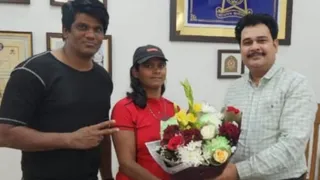 मुंबई पुलिस के अधिकारियों को उनके कार्यालय में बुके देती मीरा प्रजापति उर्फ मीरा ठाकुर।फोटो-पति द्वारा उपलब्ध