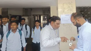 डीएन पालीटेक्निक कालेज में गृहकर बकाया जमा नहीं करने पर सील की कार्रवाई करते नगर निगम के अधिकारी l जागरण