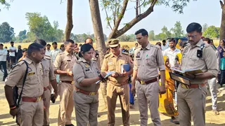 घटनास्थल पर छानबीन के दौरान पुलिस टीम।