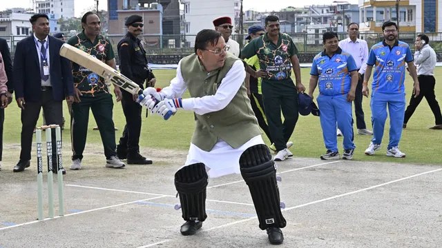 CM धामी का क्रिकेट अवतार! बल्ला घुमाते ही लगा जोरदार शॉट, टूर्नामेंट का धमाकेदार आगाज़!