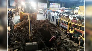 हैमर से की जा रही खोदाई। जागरण