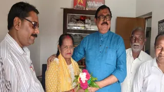 चिरकुंडा नगर परिषद की अध्यक्ष सुनीता देवी को बधाई देते अशोक मंडल।