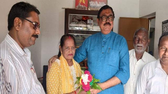 चिरकुंडा नगर परिषद की नव निर्वाचित अध्यक्ष सुनीता देवी को अशोक मंडल ने दी बधाई, बताया छोटी बहन 
