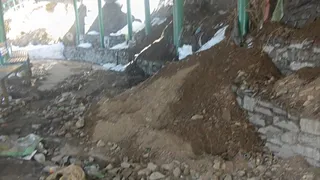 हाल में हुई बर्फबारी के बाद जगह-जगह क्षतिग्रस्त हुआ यमुनोत्री पैदल मार्ग। जागरण