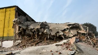 प्रयागराज के चंदापुर में आदर्श कोल्ड स्टोरेज में अमोनिया का टैंक फटने के बाद क्षतिग्रस्त भवन। जागरण आर्काइव