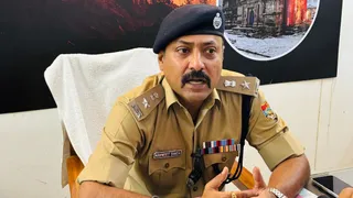 गौकशी व तस्करी करने वालों पर कार्रवाई की जानकारी देते एसएसपी नवनीत सिंह। जागरण