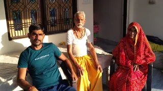 बेगुनाही साबित होने के बाद कौशांबी जेल से रिहा किया गया पति राजू माता-पिता के साथ। जागरण