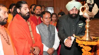 श्रीदेव सुमन उत्तराखंड विवि का प्रज्ञानम एआइ चैटबाट के लोकार्पण कार्यक्रम में दीप प्रज्ज्वलित करते राज्यपाल लेफ्टिनेंट जनरल गुरमीत सिंह (सेनि)। सूवि