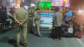 एसएसपी की ओर से शुरू किए गए आपरेशन नाइट वाच के तहत रात को चेकिंग करती पुलिस। पुलिस