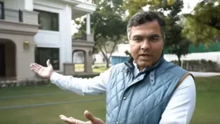 दिल्ली सरकार के मंत्री प्रवेश वर्मा ने धुरंधर पार्ट-3 नाम से पूर्व मुख्यमंत्री के सरकारी आवास का वीडियो इंटरनेट मीडिया पर पोस्ट किया। वीडियो ग्रैब