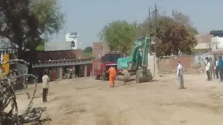प्रयागराज के चंदापुर में कोल्ड स्टोरेज में हादसा के तीसरे दिन मलबा हटाने का काम नगर निगम ने रोक दिया है। जागरण