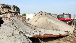 प्रयागराज के चंदापुर में कोल्ड स्टोरेज में अमोनिया का टैंक फटने के बाद बचाव कार्य में जुटी आपदा , पुलिस व अग्निशमन टीम व भीड़। जागरण आर्काइव