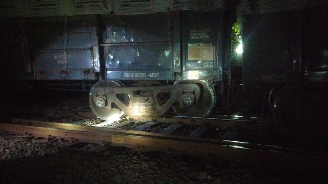 बड़ाजामदा में रेल हादसा: लौह अयस्क लदी मालगाड़ी बेपटरी, 33 हजार वोल्ट का खंभा टूटा; घंटों बाधित रहा आवागमन
