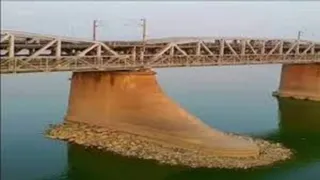 प्रयागराज में यमुना पर बना रेल ब्रिज की फाइल फोटो।