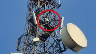 सुनील 50 घंटे से 250 फुट ऊंचे टावर पर बैठा है। तीन दिन से बिना कुछ खाए उसकी तबीयत बिगड़नी शुरू हो गई है।