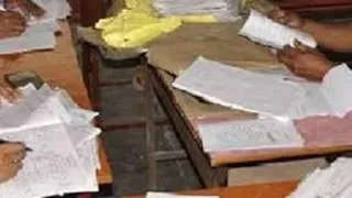 यूपी बोर्ड 2026 की उत्तर पुस्तिकाओं के मूल्यांकन में प्रयागराज के एक केंद्र में गड़बड़ी पकड़ी गई।