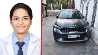 नेत्र रोग में एमएस कर रही छात्रा कार में मृत मिली।