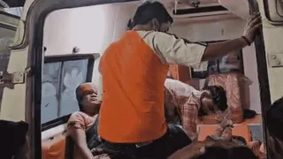 घायलों को एंबुलेंस से अस्पताल ले जाया गया।