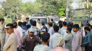 घटनास्थल पर पहुंची पुलिस और लोगों की जुटी भीड़। जागरण