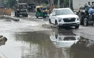 कटलर हैमर उद्योग के सामने जलभराव से गुजरते हुए वाहन। जागरण