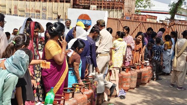 औरंगाबाद में घरेलू गैस की भारी किल्लत, रात 10 बजे से ही लाइन में लग रहे उपभोक्ता 
