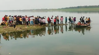 प्रयागराज के यमुनापार स्थित मांडा इलाके में गंगा में डूबे बच्चों की तलाश करती पुलिस एवं ग्रामीण। जागरण