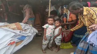 दो बच्चों से सिर से उठ गया माता-पिता का साया।