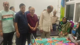उपजिला अस्पताल श्रीनगर के बाल रोग विभाग के वार्ड में भर्ती रोगी से गढ़वाली बोली में उपचार की व्यवस्थाओं के बारे में जानकारी लेते स्वास्थ्य मंत्री सुबोध उनियाल। जागरण