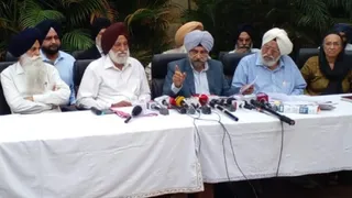 एसजीपीसी की गठित उच्च स्तरीय उप समिति की चंडीगढ़ स्थित कार्यालय में पत्रकारों से बातचीत करते हुए।
