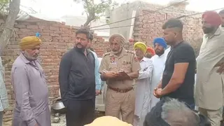 घटनास्थल पर परिवार का सदस्यों के बयान दर्ज करता पुलिस अधिकारी।