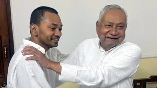 नीतीश कुमार से बंद कमरे में लंबी बातचीत