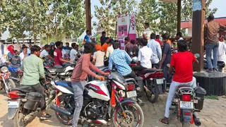 बनकट्टा पेट्रोल पेट्रोल डीजल के लिए लाइन में लगे लोग। जागरण