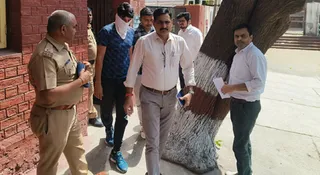 करोड़ों के घोटाले में गिरफ्तार आरोपित रजत धारा को कोर्ट में लेकर जाती एसीबी की टीम।