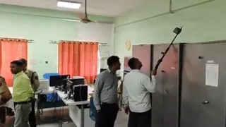 पुराना पासपोर्ट कार्यालय में बम की सूचना पर जांच करती डाग स्क्वायड की टीम।