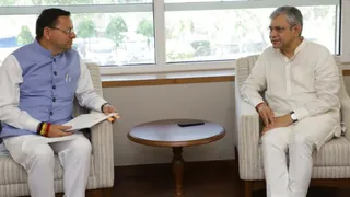 केंद्रीय रेल मंत्री अश्वनी वैष्णव से मुलाकात करते मुख्यमंत्री पुष्कर सिंह धामी। सूवि
