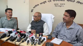 देहरादून के रिंग रोड स्थित खाद्य आपूर्ति भवन में पत्रकारों को संबोधित करते खाद्य एवं नागरिक आपूर्ति विभाग के आयुक्त खाद्य आनंद स्वरूप।