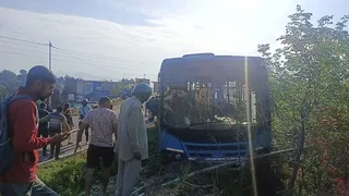 बिलासपुर में दुर्घटनाग्रस्त हुई एचआरटीसी बस। जागरण