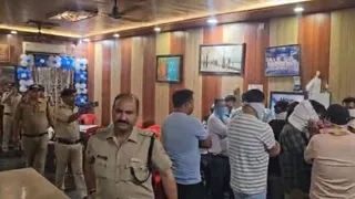 ऋषिकेश के आइडीपीएल स्थित नवरंग होटल में छापेमारी करती पुलिस टीम। वीडियो ग्रैब