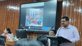 प्रयागराज के सीमैट में कस्तूरबा गांधी विद्यालय वार्डनों को प्रशिक्षित करते प्रशिक्षक। जागरण