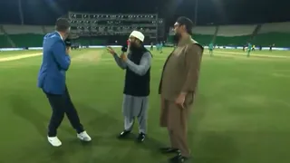 दोनों के बीच होती बातचीत।