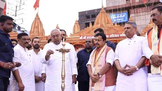 रामनवमी महोत्सव में पिता नीतीश कुमार के साथ निशांत कुमार। फाइल